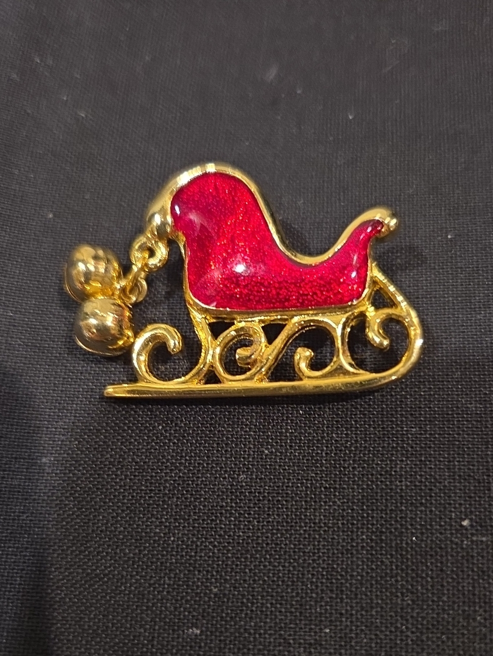 VINTAGE GOLDTONE AND ENAMEL SLEIGH PIN